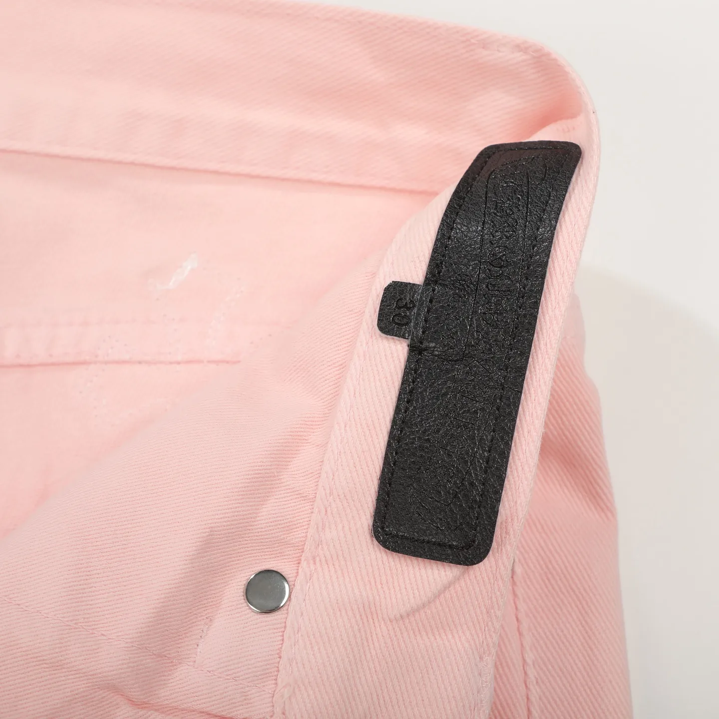 P260 Chrome hearts CH co-branded Drak Miami light pink jeans exude uninhibited personality and unique charm. Every wear and tear is carefully designed to present a unique artistic feel. Made of imported denim fabric, which has undergone heavy industrial washing and destruction treatment, the trousers show a super cool effect on the upper body, allowing you to dominate the fashion stage.  This is more than just a pair of jeans, it is an expression of attitude. With its unique design concept and ultimate pursuit of details, Croxin breaks traditional boundaries and defines the jeans trend in the new era. The trousers are made of double-layer woven fabric with customized hardware. Italian-made special cowhide is printed and cut. Custom-made sheepskin three-layer thick-line leather. The whole body is spliced ​​in heavy water washing. Craftsmen hand-splash ink. You can see the details. Three-dimensional cutting version. Loose and comfortable, not flattering. Makes taller and slimmer. Factory Seiko. Original quality control. Same style for men and women. Can be matched with couples. Versatile recommendation. Must-have jeans for all seasons. Color: light pink. Size: 28-30-32-34.